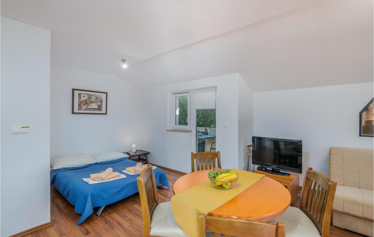 Nice Apartment In Malinska Dubasnica With Kitchen Bagian luar foto