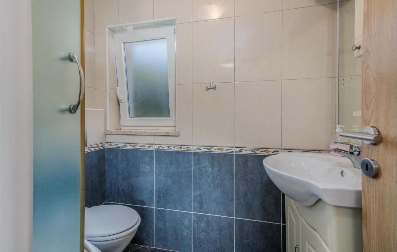 Nice Apartment In Malinska Dubasnica With Kitchen Bagian luar foto