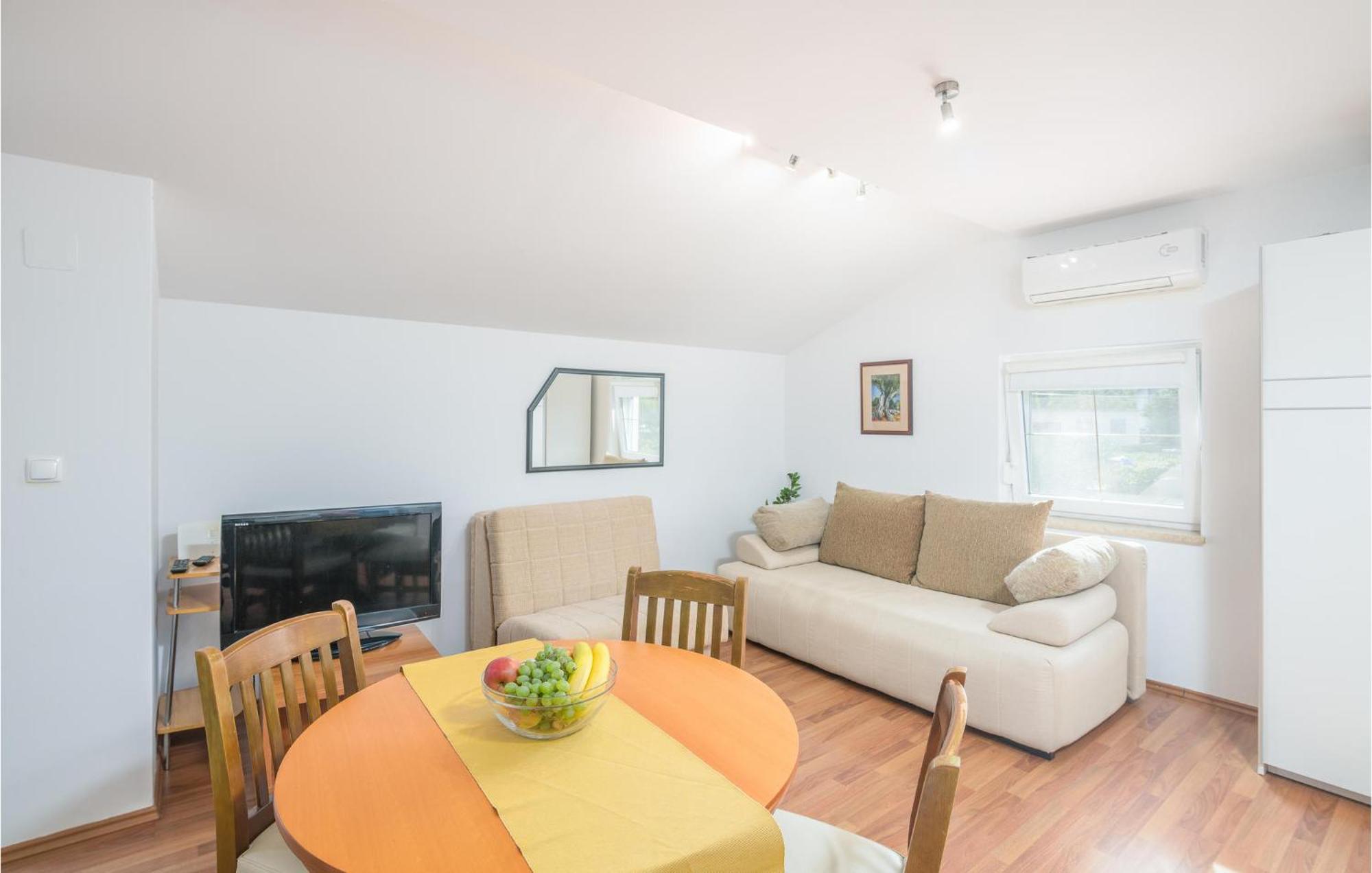 Nice Apartment In Malinska Dubasnica With Kitchen Bagian luar foto